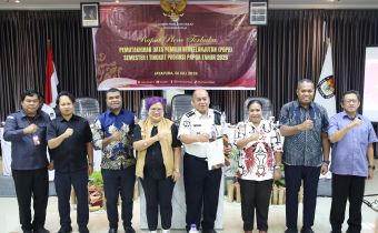 Anggota Bawaslu berpose setelah pelaksanaan PDPB Semester I bersama KPU dan Stakeholder terkait | Foto diambil Yudhistira