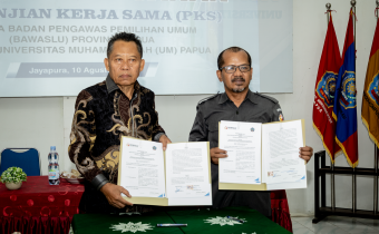 Ketua Bawaslu Papua Hardin Halidin dan Rektor UMP Dr. Rustamadji, M.Si. dalam Prosesi penandatanganan Perjanjian Kerja Sama antara Bawaslu Papua dan Universitas Muhammadiyah | Foto diambil oleh Sandry Marrung