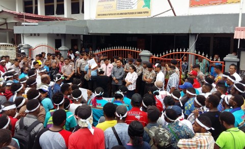 Datangi kantor Bawaslu, pendukung BMD minta Bawaslu Netral
