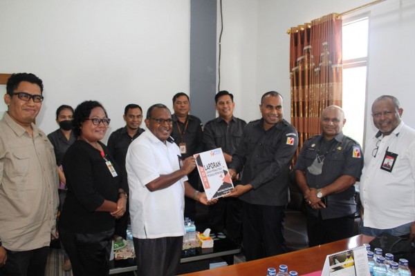 BAWASLU PAPUA SERAHKAN LAPORAN LAYANAN INFORMASI PUBLIK TAHUN 2021 KE KOMISI INFORMASI PAPUA