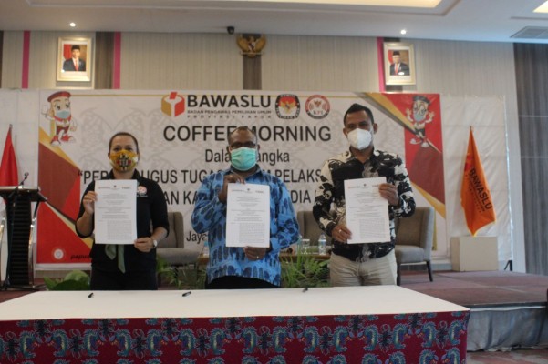BAWASLU PAPUA MELAKUKAN PENANDATANGAN NOTA KESEPAHAMAN DENGAN KPU DAN KPID PROVINSI PAPUA