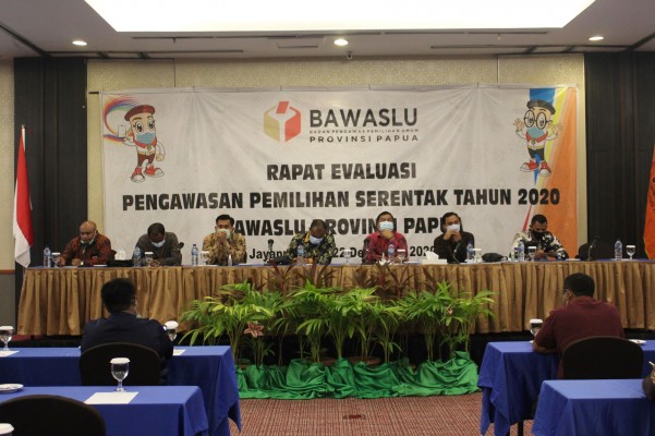 BAWASLU PAPUA MELAKSANAKAN EVALUASI PENGAWASAN PILKADA DAN BIMTEK KEHUMASAN TAHUN 2020
