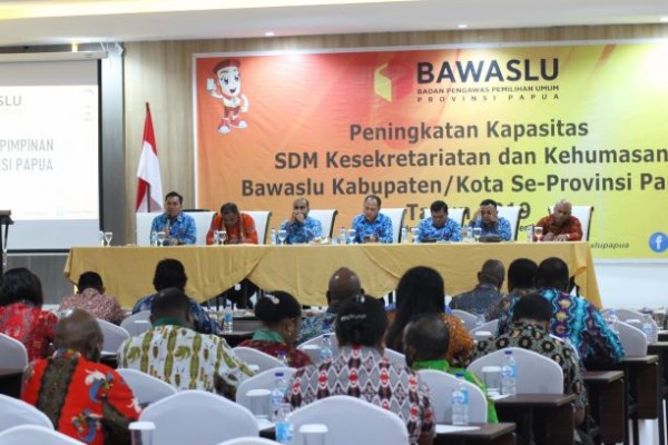 AKHIR TAHUN 2019 BAWASLU PAPUA GELAR PENINGKATAN KAPASITAS SDM KESEKRETARIATAN DAN KEHUMASAN 
