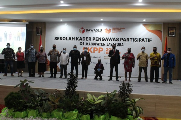 BAWASLU PAPUA HADIR DEMI MENINGKATKAN PENGETAHUAN PESERTA SEKOLAH KADER PENGAWAS PARTISIPATIF DI KABUPATEN JAYAPURA