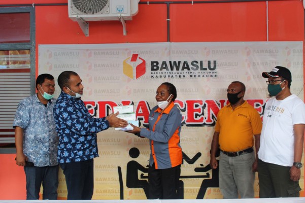 BAWASLU PAPUA MENYERAHKAN BANTUAN APD PADA BAWASLU KABUPATEN MERAUKE