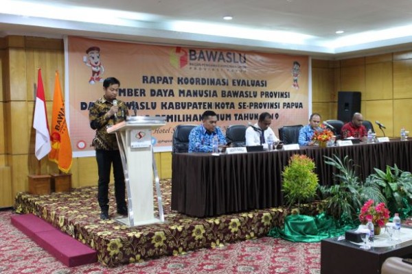 GUNA MENGHADAPI PEMILIHAN KEPALA DAERAH 2020 BAWASLU PAPUA MELAKUKAN RAPAT EVALUASI SDM BAWASLU KABUPATEN/KOTA SE-PROVINSI PAPUA