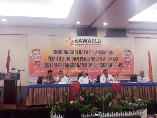 GUNA SINKRONISASI DATA PELANGGARAN PEMILU 2019 BAWASLU PAPUA MENGGUNAKAN APLIKASI SIGARU