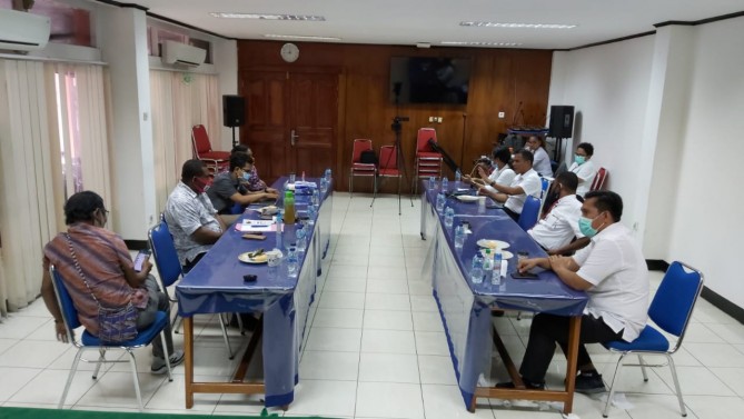 BAWASLU DAN KPU PAPUA MELAKSANAKAN RAPAT KOORDINASI TERKAIT BAKAL CALON BUPATI DAN WAKIL YANG MENJALANI PEMERIKSAAN KESEHATAN