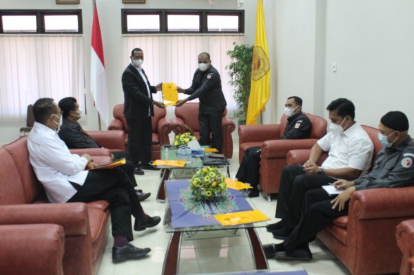 GUNA BEDAH BUKU KAJIAN EVALUATIF PENANGANAN PELANGGARAN PEMILIHAN TAHUN 2020, BAWASLU PAPUA LAKUKAN AUDIENS DENGAN REKTOR UNCEN