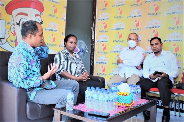 Bawaslu Provinsi Papua Melakukan Pengembangan Pojok Pengawasan Melalui Forum Diskusi
