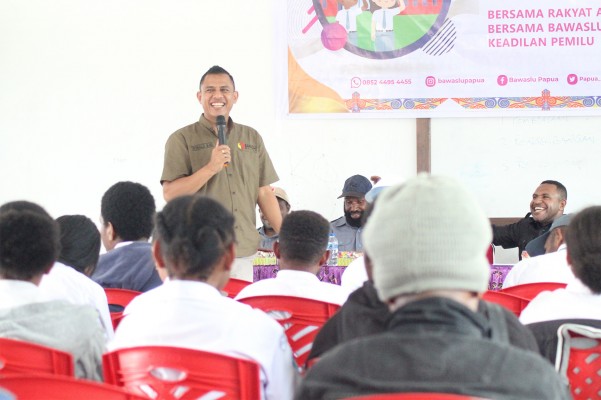 Bawaslu Provinsi Papua Didik Sejak Dini Generasi Muda Yahukimo melalui â€œBawaslu Goes To Schoolâ€