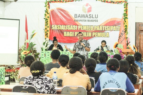 Bawaslu Provinsi Papua  Hadiri Sosialisasi Pemilu Partisipatif Bagi Pemilih Pemula yang Diselenggarakan Bawaslu Kab. Waropen