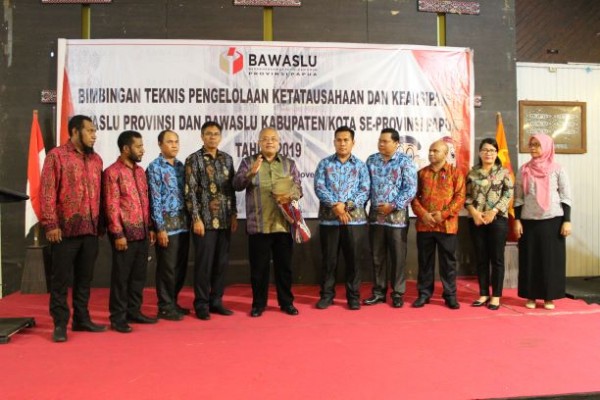 SEKJEND BAWASLU REPUBLIK INDONESIA MEMBUKA SECARA RESMI KEGIATAN BIMTEK PENGELOLAAN KETATAUSAHAAN DAN KEARSIPAN 