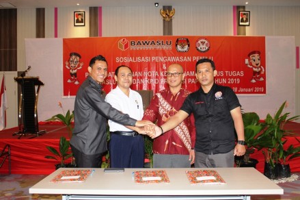 AWAL TAHUN 2019 BAWASLU PAPUA GELAR SOSIALISASI PENGAWASAN DAN PENANDATANGANAN NOTA KESEPAHAMAN BERSAMA KPU DAN KPID PAPUA