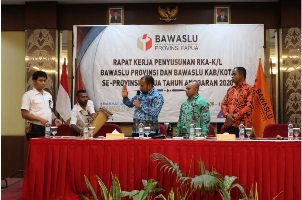 DALAM MENGHADAPI PILKADA TAHUN 2020, BAWASLU PAPUA GELAR RAPAT PENYUSUNAN RKA â€“ K/L