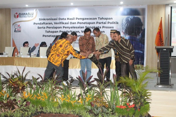 Bawaslu Provinsi Papua Sinkronkan Hasil Pengawasan Pendaftaran, Verifikasi dan Penetapan Partai Politik serta Terus Tingkatkan Pemahaman Tata Cara Penyelesaian Sengketa Proses.