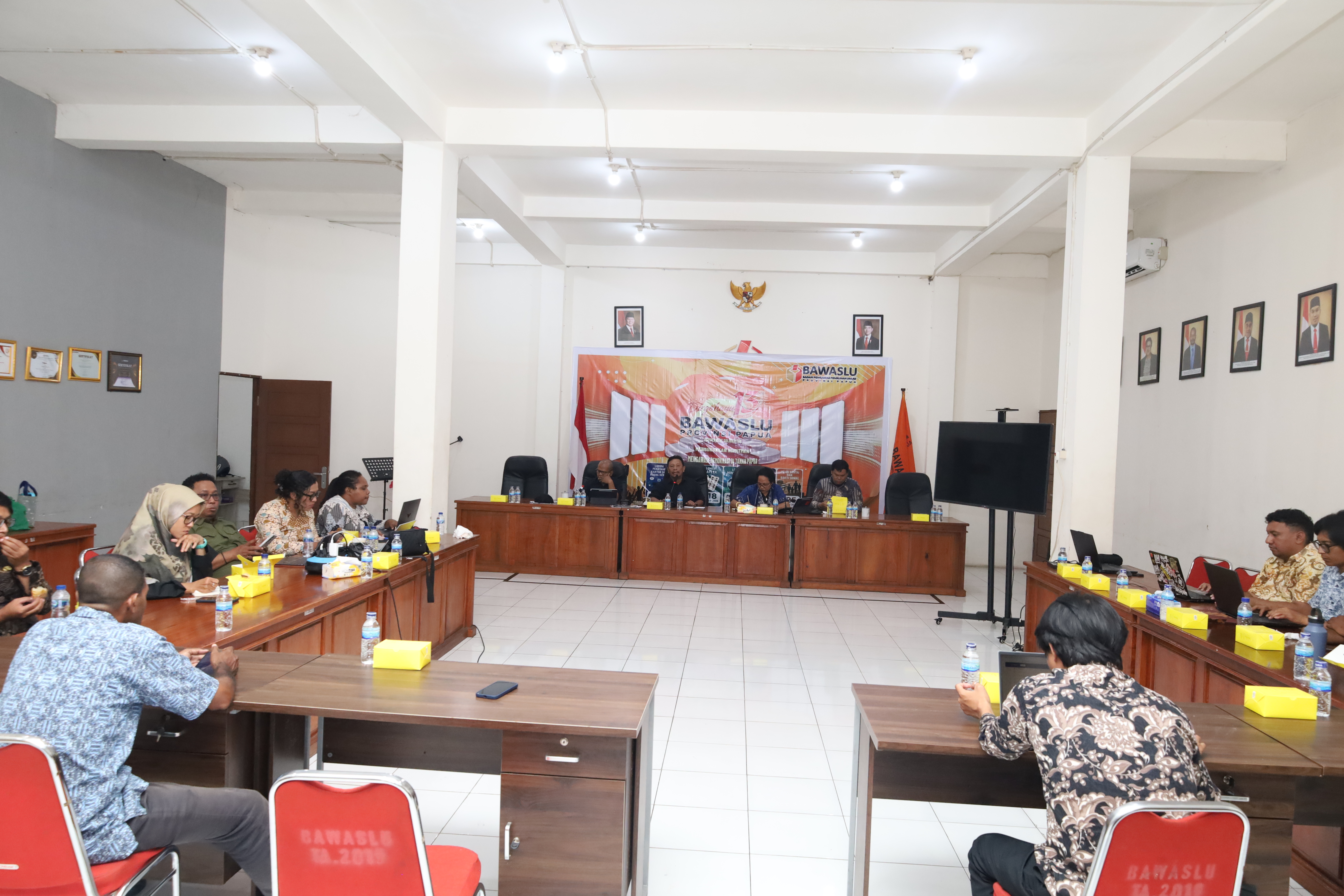 Jajaran Bawaslu Provinsi bersama narasumber  Anang Budiono Sekretaris Aliansi Jurnalis Independen Jayapura