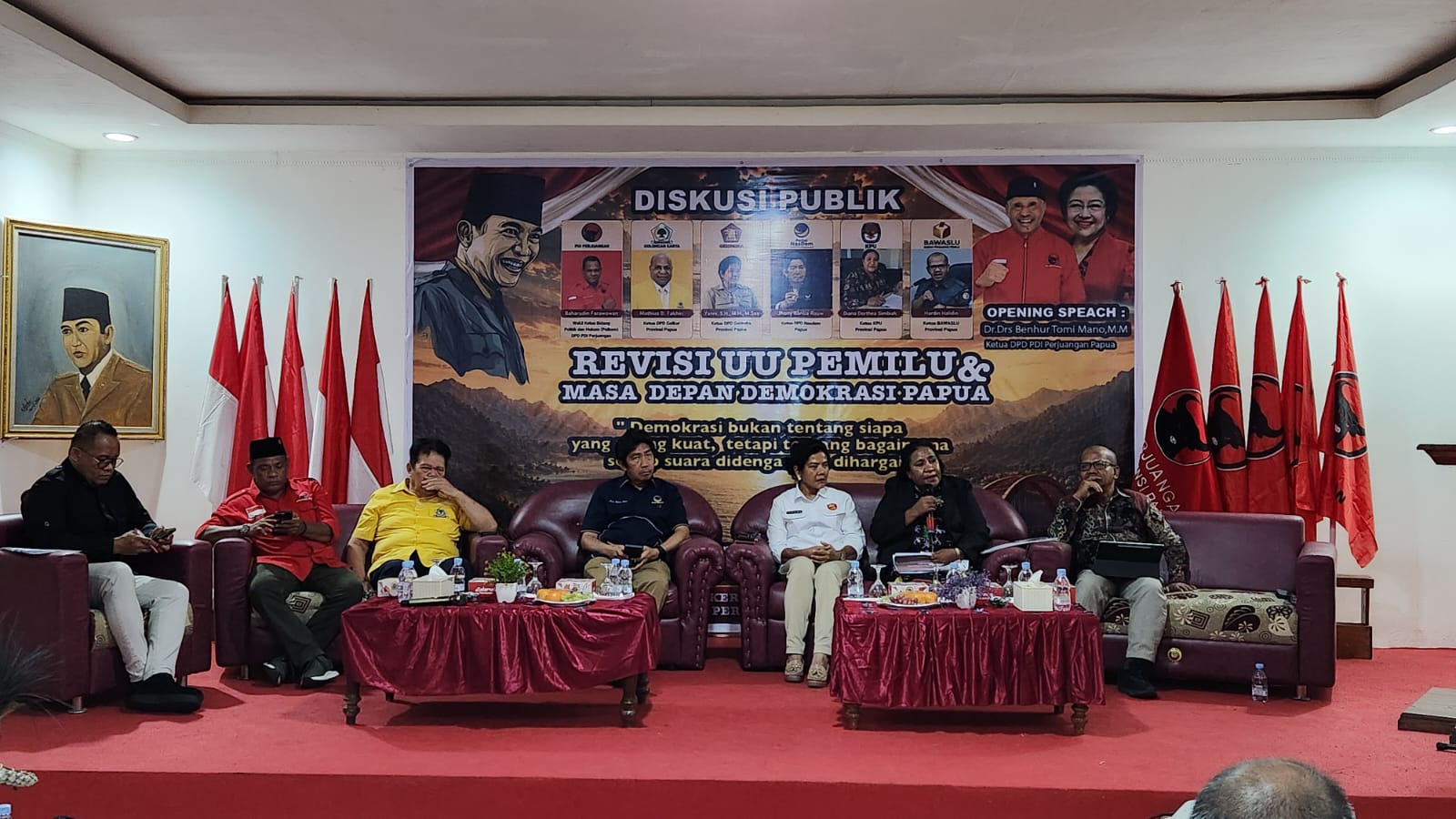 Hardin Halidin Ketua Bawaslu Papua pojok kanan ketika beri materi