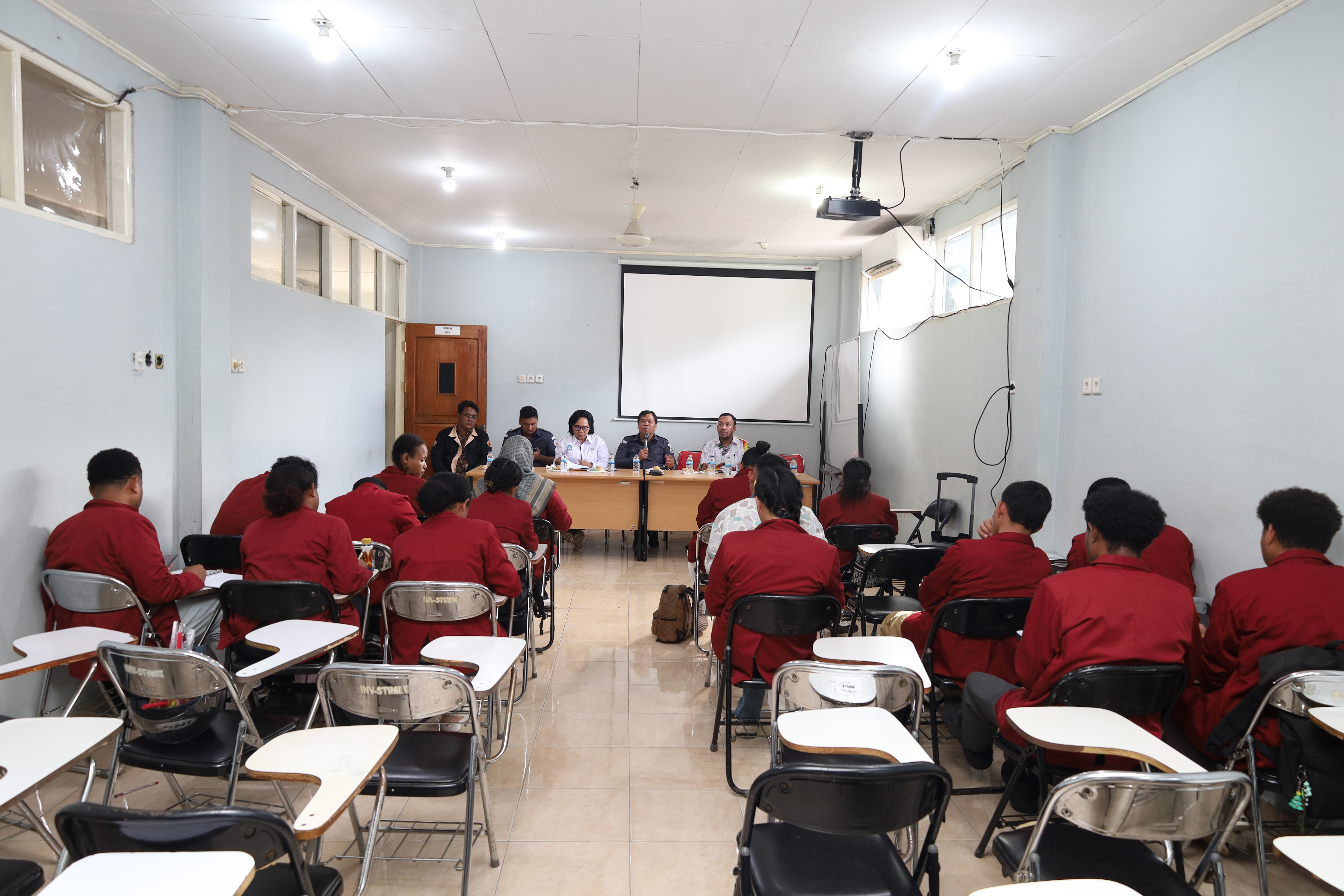 Anggota Bawaslu Provinsi Papua Amandus Situmorang beri materi sosialisasi Kompetisi Debat Penegakan Hukum Pemilu VI Antar Perguruan Tinggi