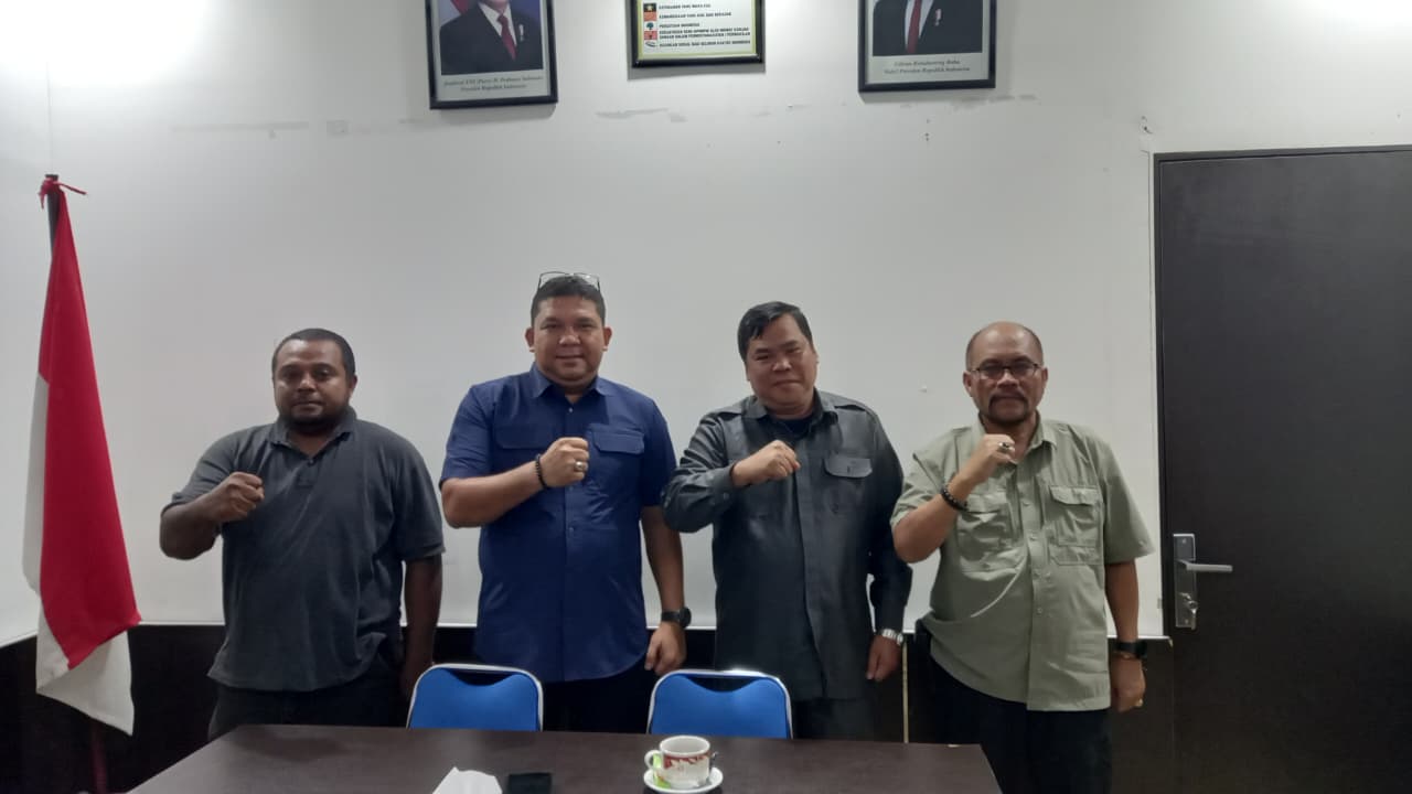 Amandus Situmorang dua sebelah kanan sedang melakukan audiensi dengan Kepolisian Daerah Papua. I Foto diambil oleh Dodi