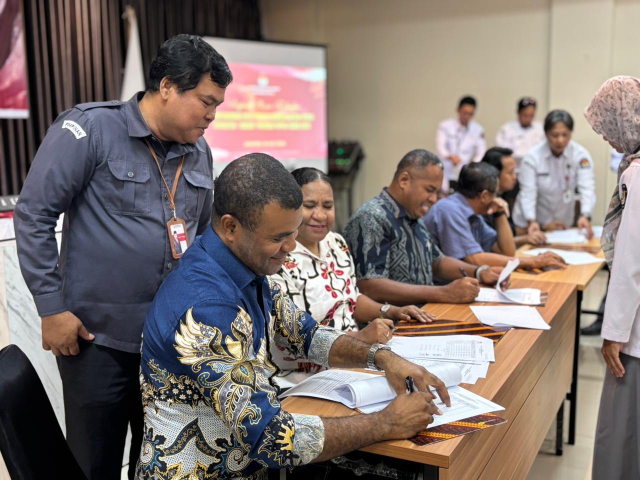 Anggota Bawaslu sedang mengawal penandatanganan Berita Acara Rapat Pleno