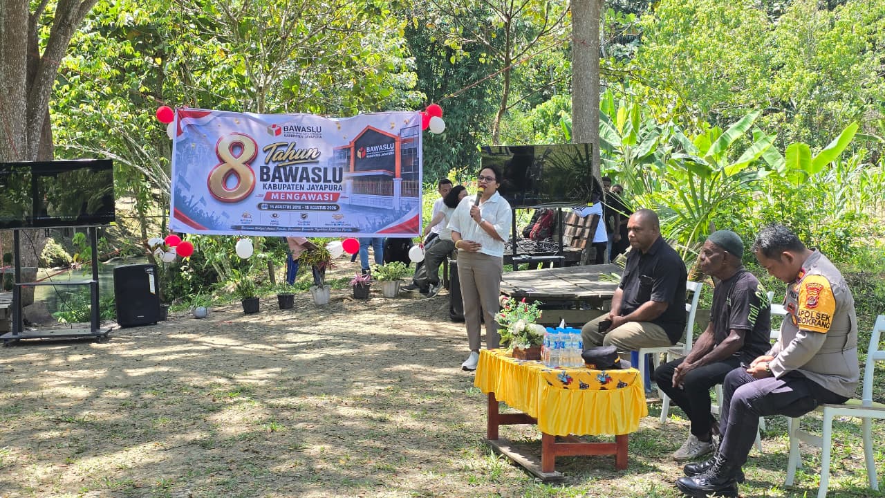 Yofrey Piryamta Kebelen, menghadiri HUT Bawaslu Kabupaten/Kota Tahun 2026 yang diselenggarakan Bawaslu Kabupaten Jayapura di Kampung Berap | Foto diambil oleh Tim Humas Bawaslu Kabupaten Keerom