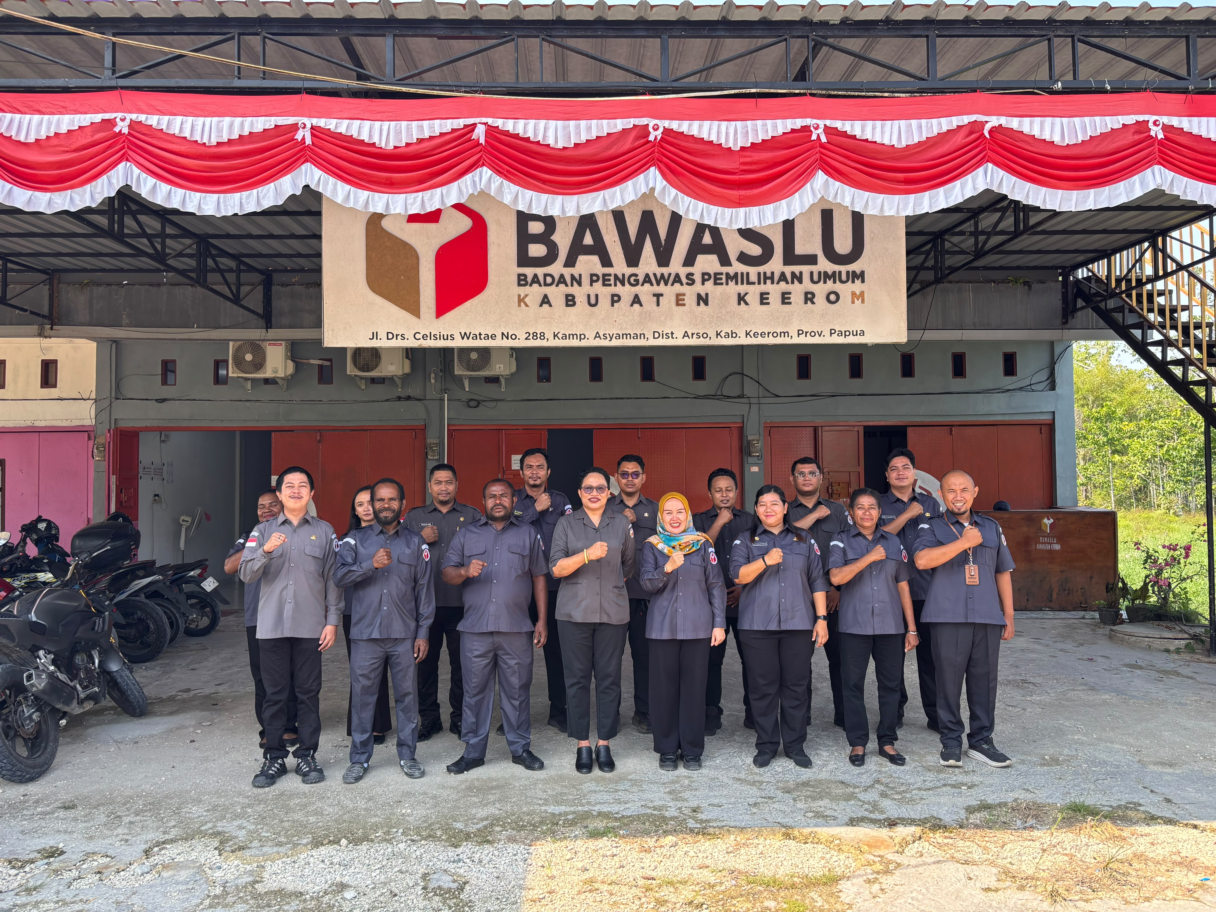 Anggota Bawaslu Papua Yofrey Piryamta Kebelen berpose bersama jajaran Bawaslu Kabupaten Keerom setelah melakukan Apel Pagi | Foto diambil oleh Humas Bawaslu Keerom