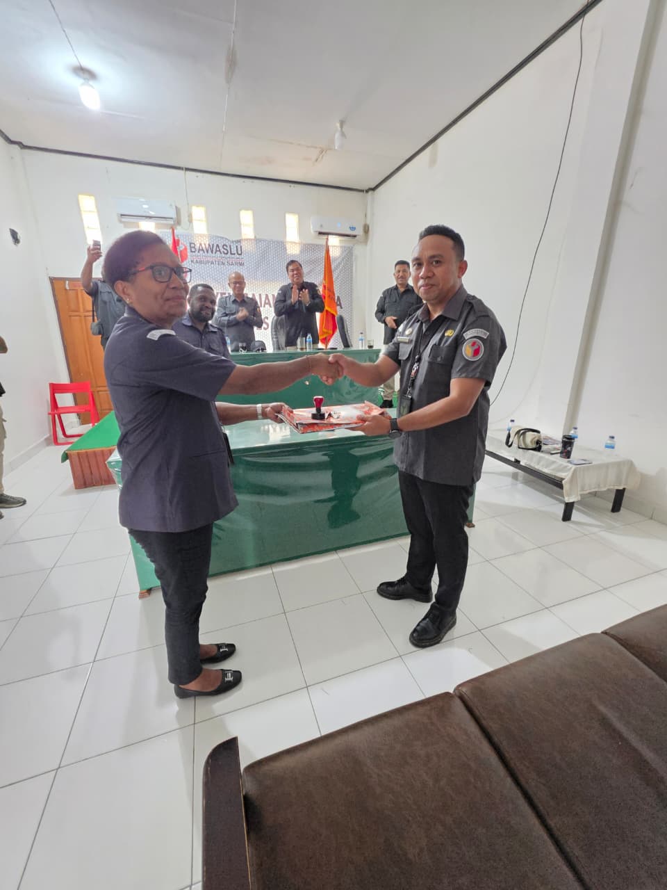 Serah terima jabatana dari Lusiana V. Dekeniap, kepada pejabat baru, Christiyanto Darius Neksen Bere. | Foto diambil oleh Staf Humas Bawaslu Kabupaten Sarmi