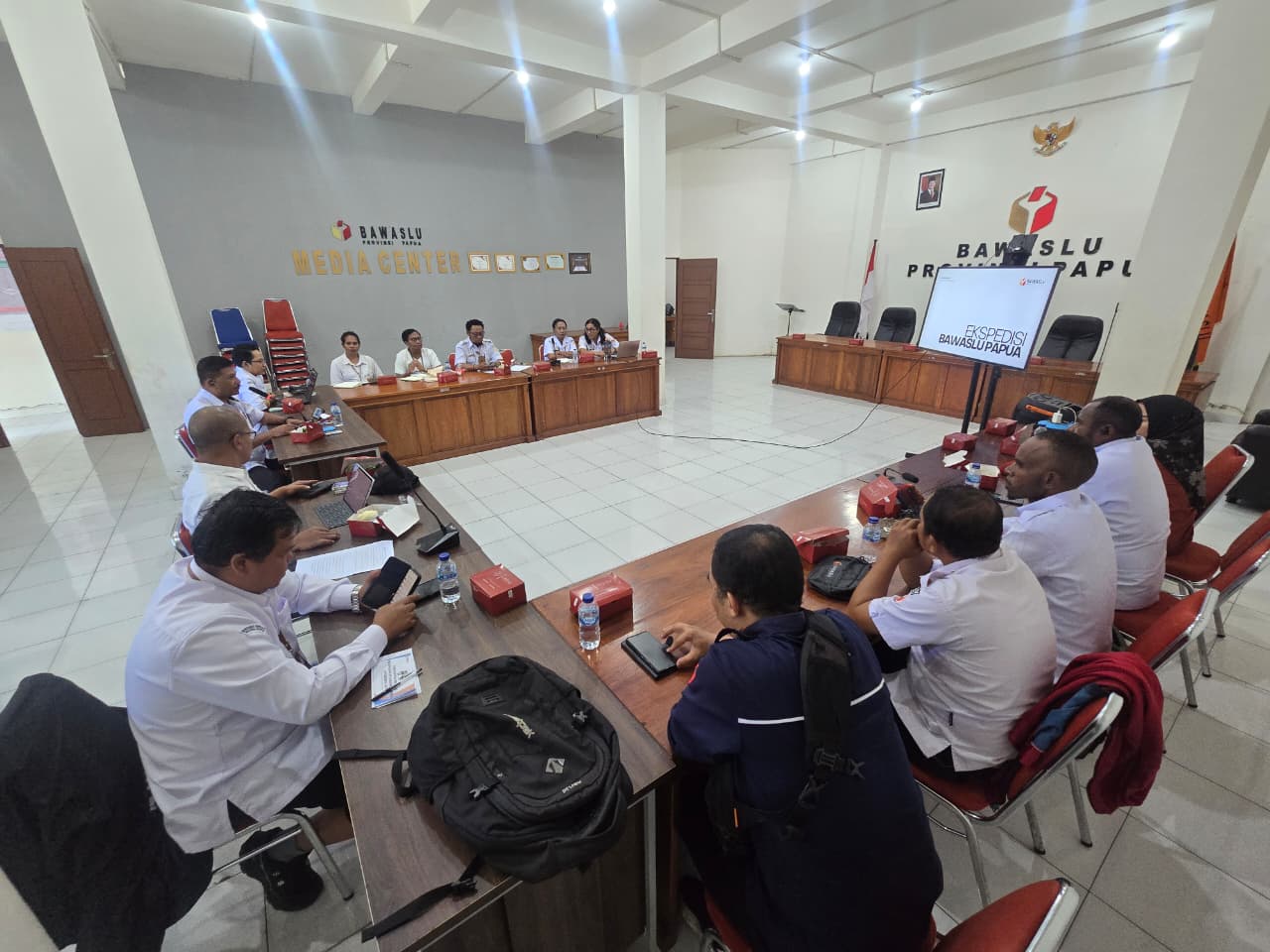 Suasana rapat internal pembahasan Ekspedisi Bawaslu Papua | Foto diambil oleh Yudhistira