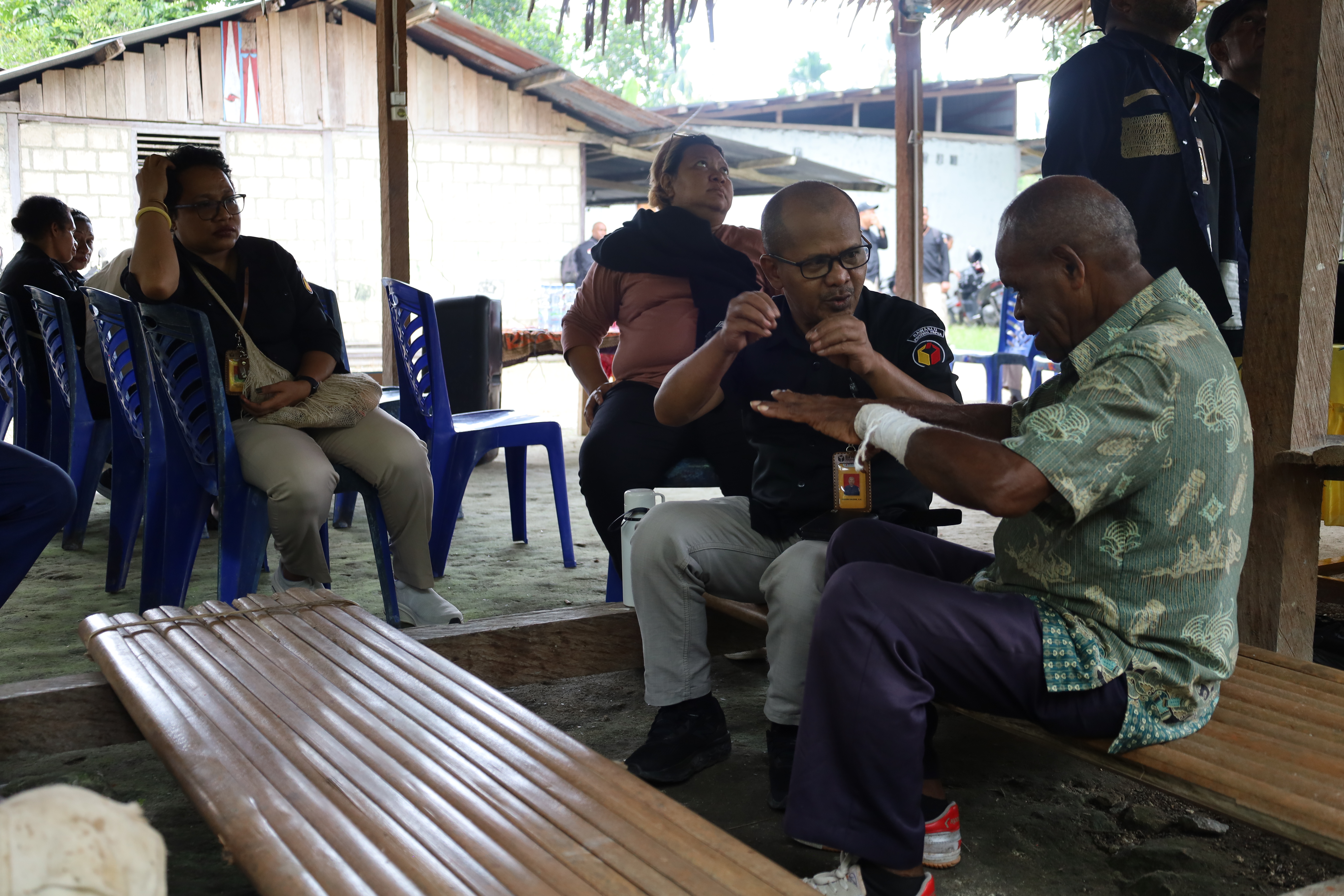 Ketua Bawaslu Papua Hardin Halidin sedang berdiskusi bersama Ketua DAS Demutru Yosep Hembring