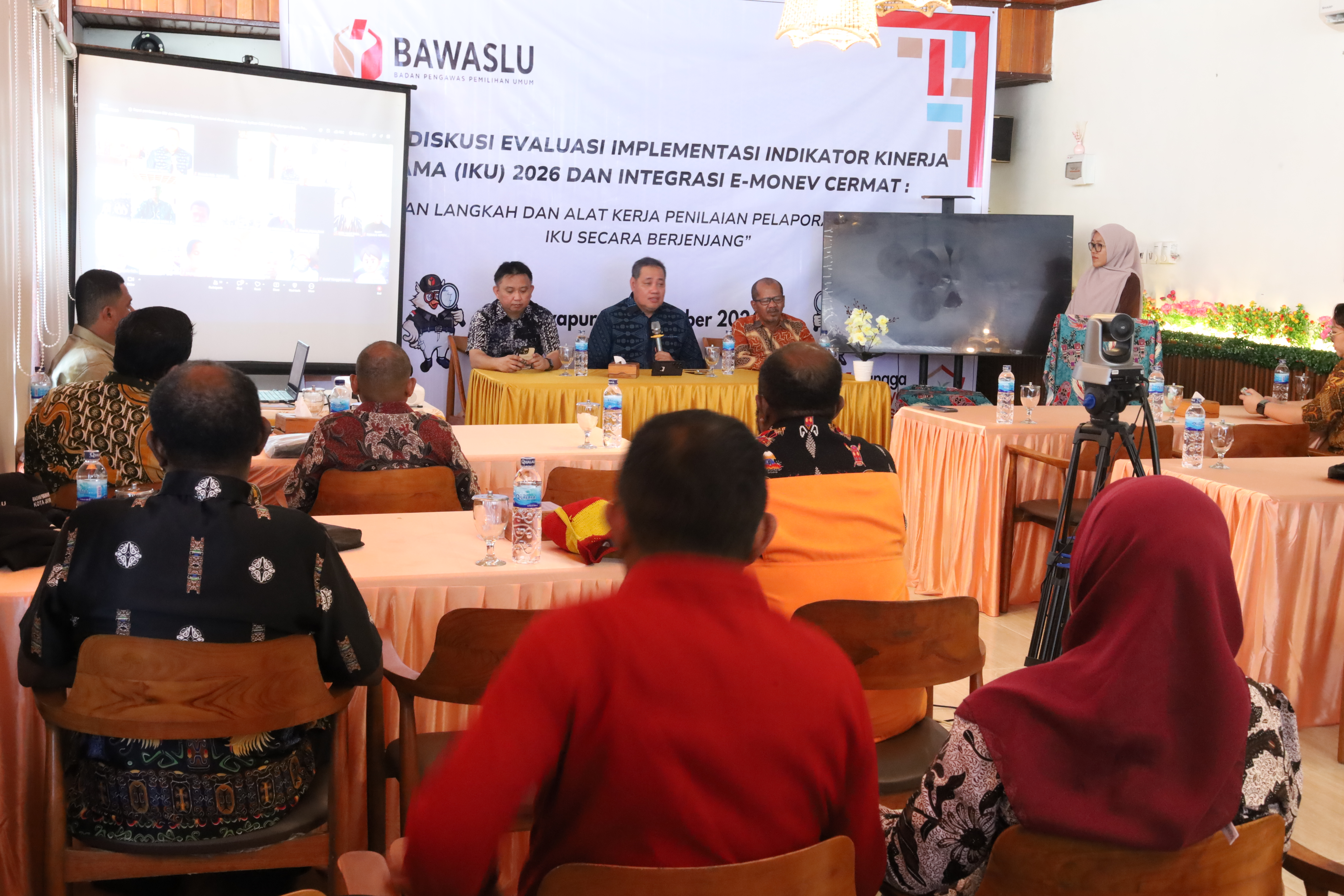 Anggota Bawaslu RI Herwyn J.H. Malonda saat beri sambutan dalam kegiatan Forum Diskusi Evaluasi Implementasi Indikator Kinerja Utama (IKU) 2026 dan Integrasi e-Monev CERMAT diadakan secara luring dan daring yang diikuti oleh Jajaran Bawslu se-Papua Raya