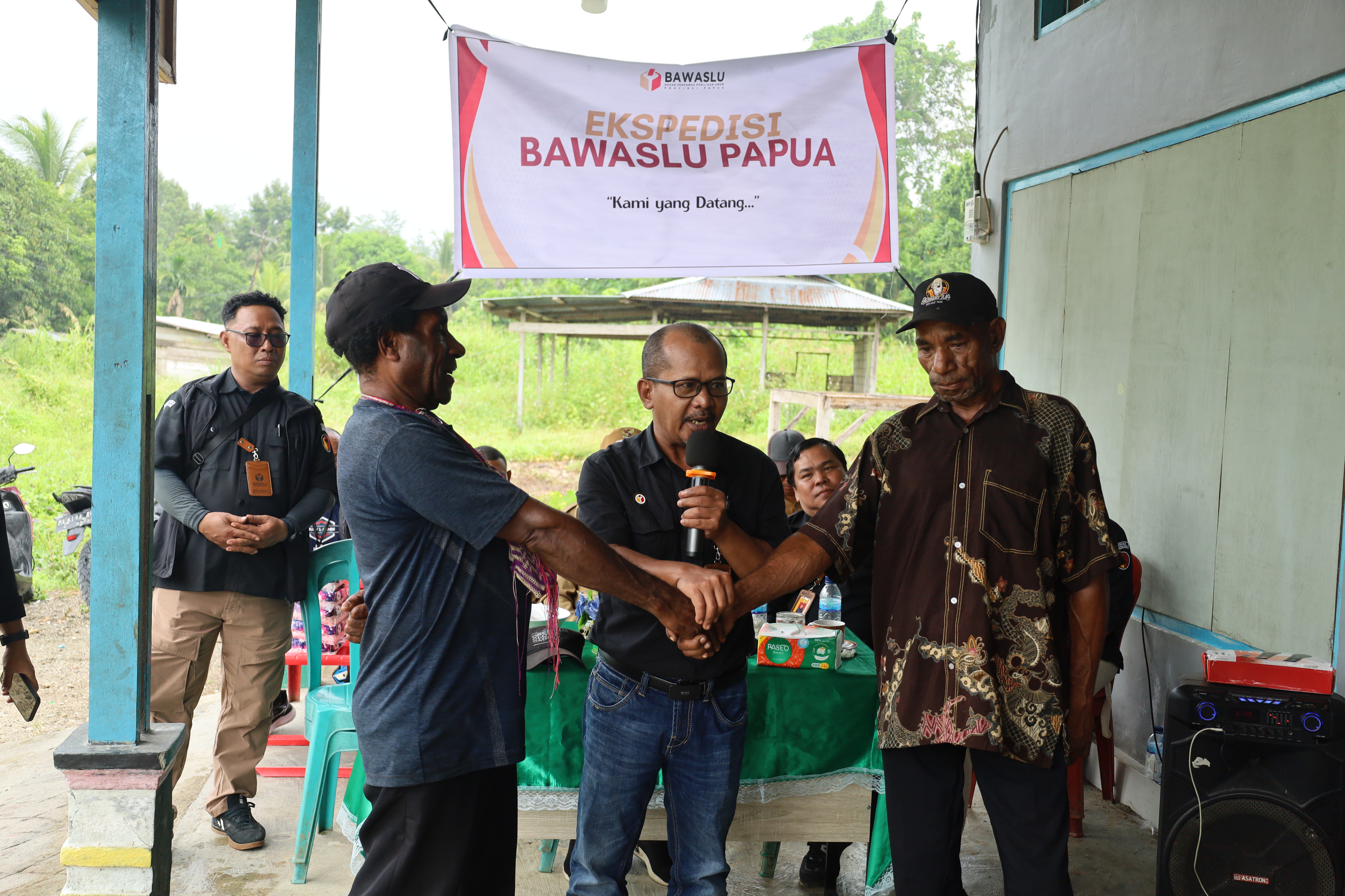Ketua Bawaslu Papua Hardin Halidin, bersama dua calon Kepala Kampung Suskun dalam deklarasi damai diantara kedua pasangan calon, saat Bawaslu Papua adakan Ekspedisi di kampung tersebut.
