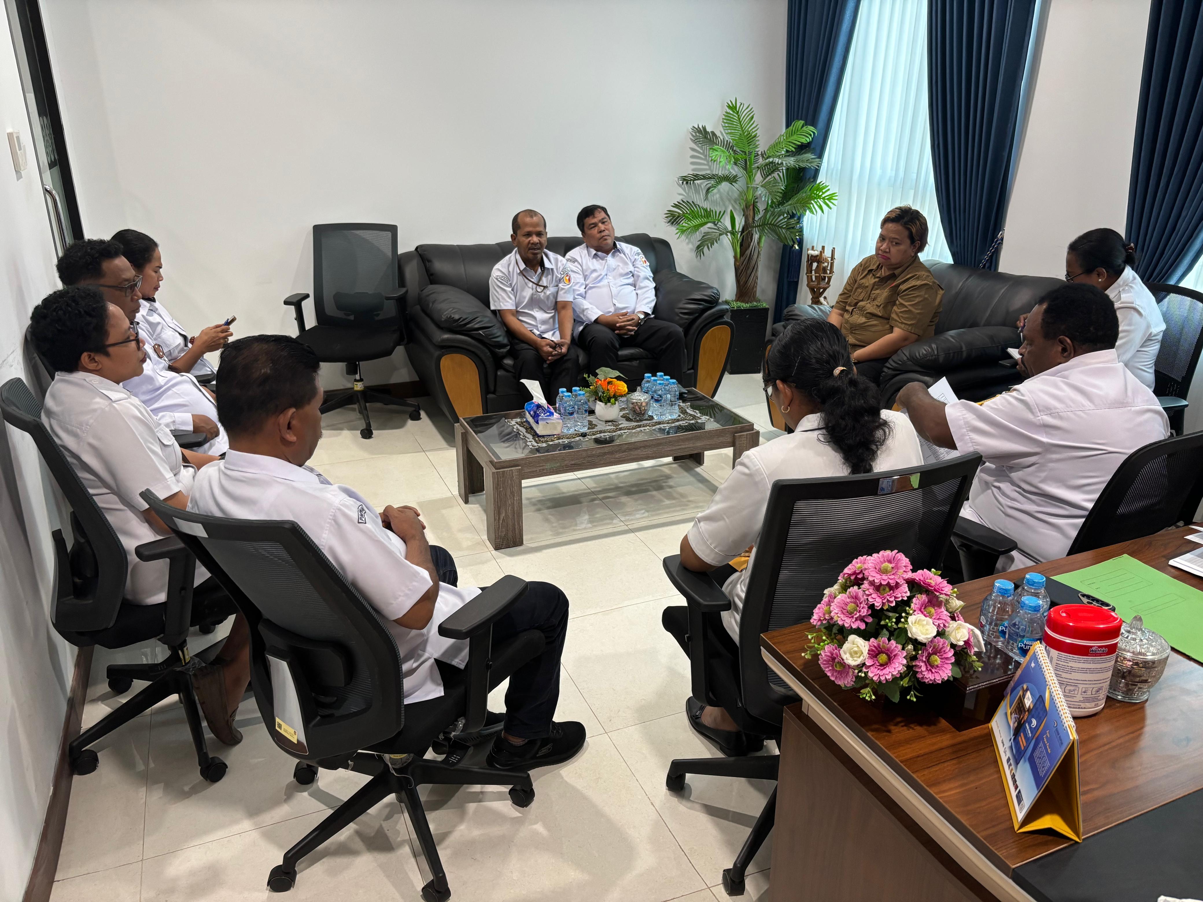Jajaran Ketua dan Anggota serta Kepala Sekretariat Bawaslu Papua saat gelar audiensi beserta kepala kesbangpol Provinsi Papua beserta jajaran | Foto diambil oleh Barnas
