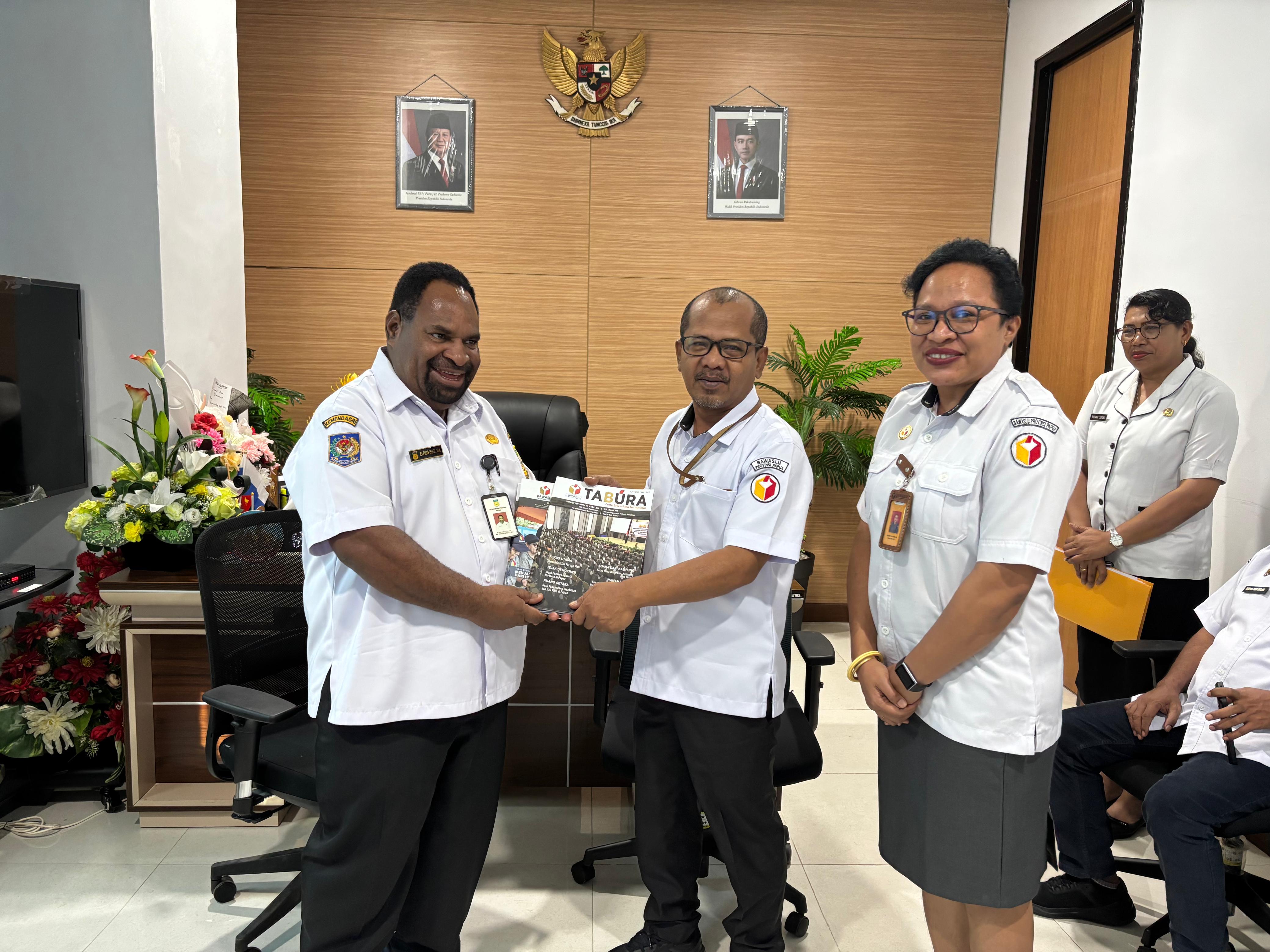 Penyerahan buletin Tabura oleh Ketua Bawaslu Hardin Halidin didampingi Yofrey Piryamta Anggota Bawaslu