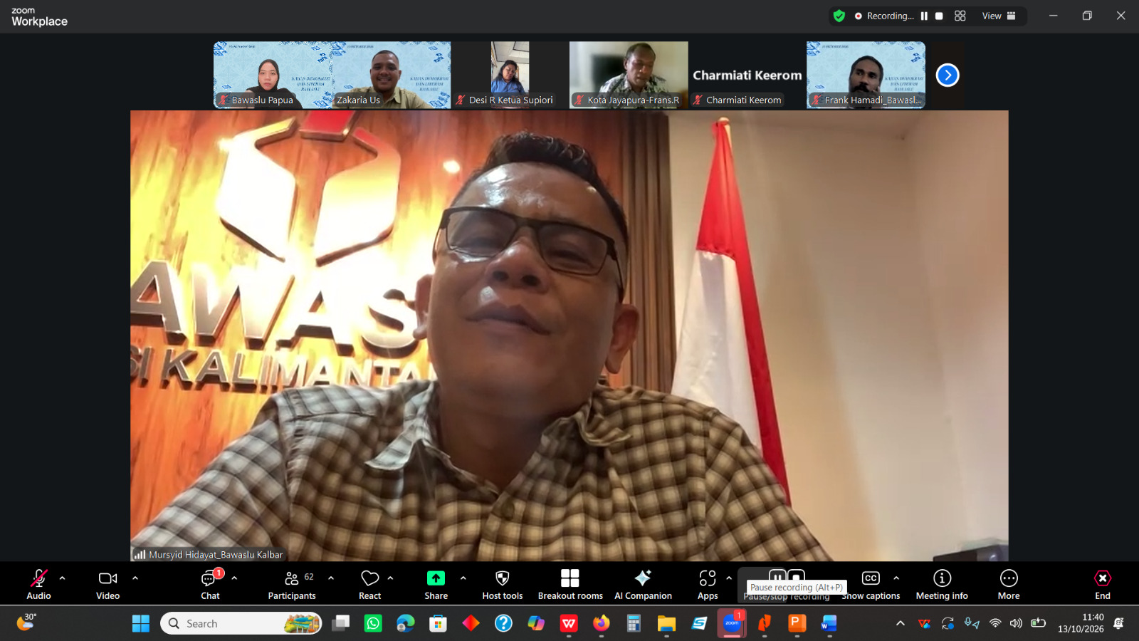 Mursid Hidayat Ketua Bawaslu Kalimantan Barat saat memberikan penguatan terhadap materi yang disampaikan dua pembicara lainnya, yakni Nikolas Imbiri Ketua Bawaslu Kabupaten Waropen dan Charmiati Anggota Bawaslu Kabupaten Keerom