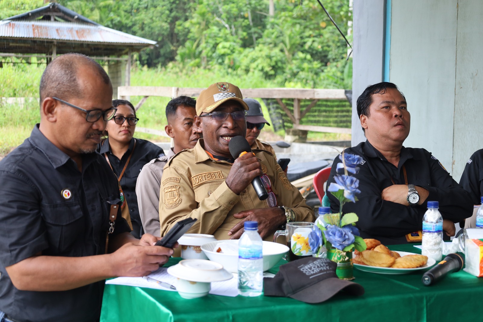 Plt. Kepala Distrik Arso Timur, Dorteis Kapitarau di tengah saat beri sambutan di Ekspedisi Bawaslu Papua 