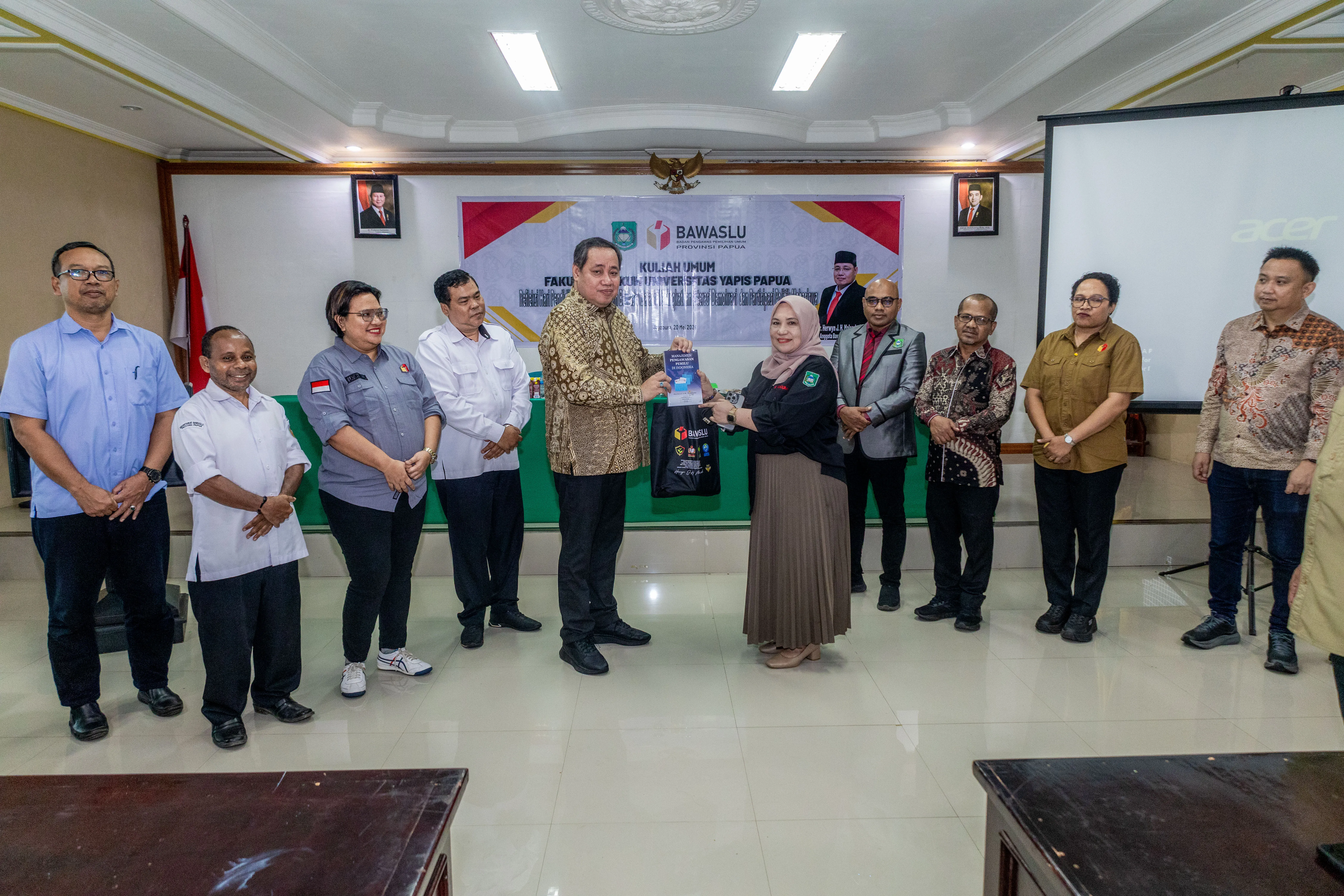 Anggota Bawaslu RI Herwyn J.H. Malonda saat beri Kuliah Umum di UNIYAP Papua
