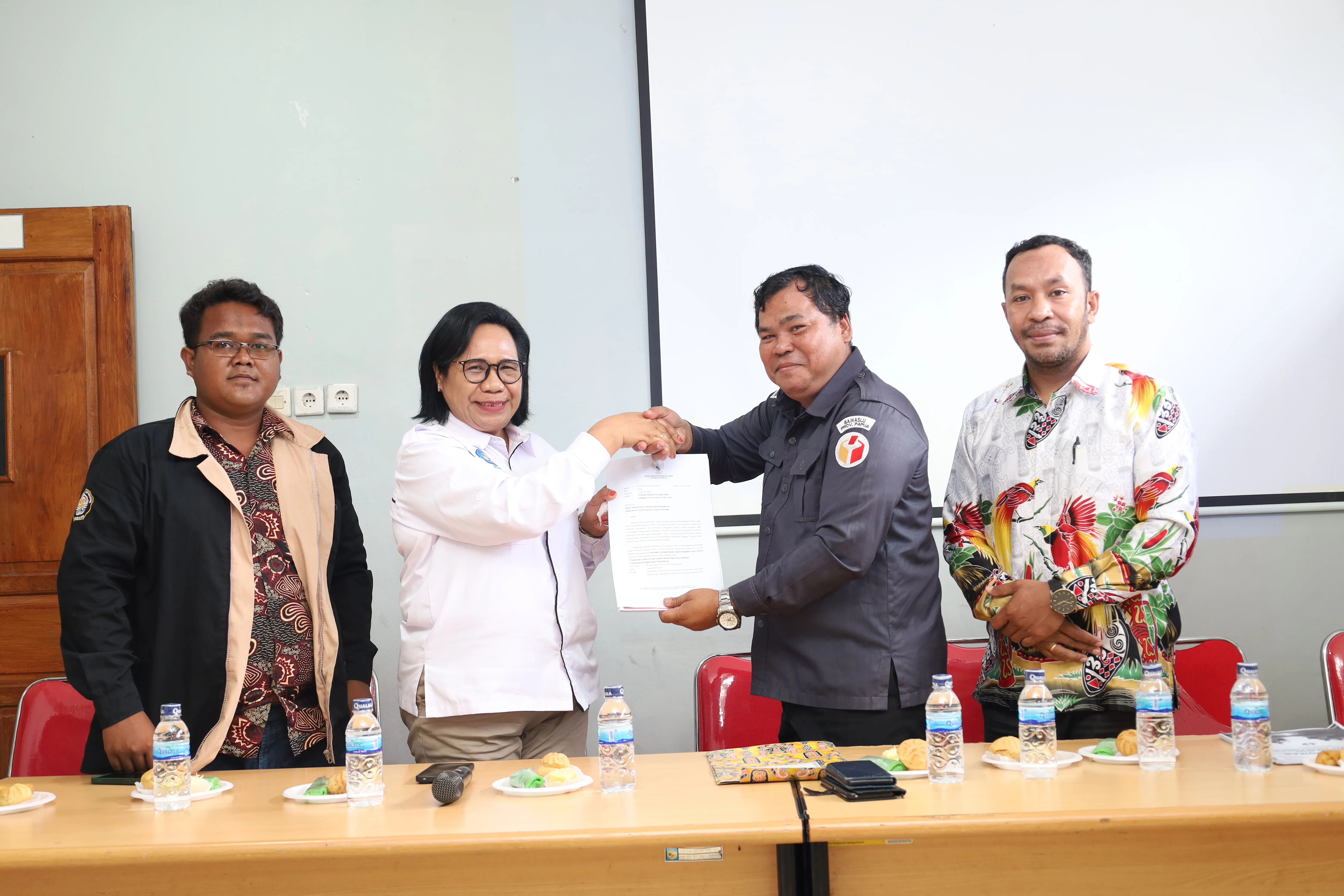Sosialisasikan Kompetisi Debat Hukum Pemilu di beberapa Kampus di Jayapura
