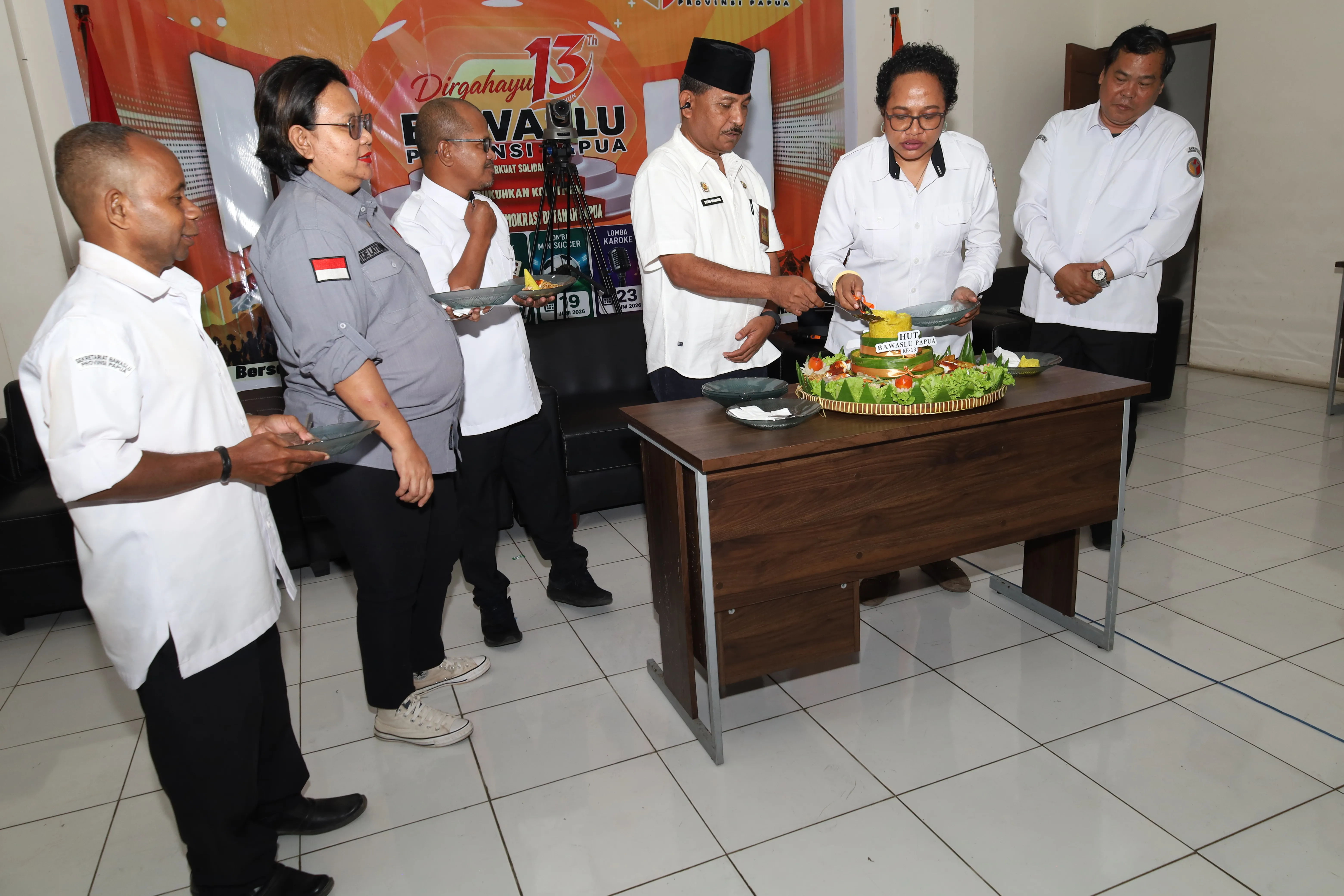 Pemotongan Tumpeng Puncak Hari HUT Bawaslu Provinsi Papua ke-13