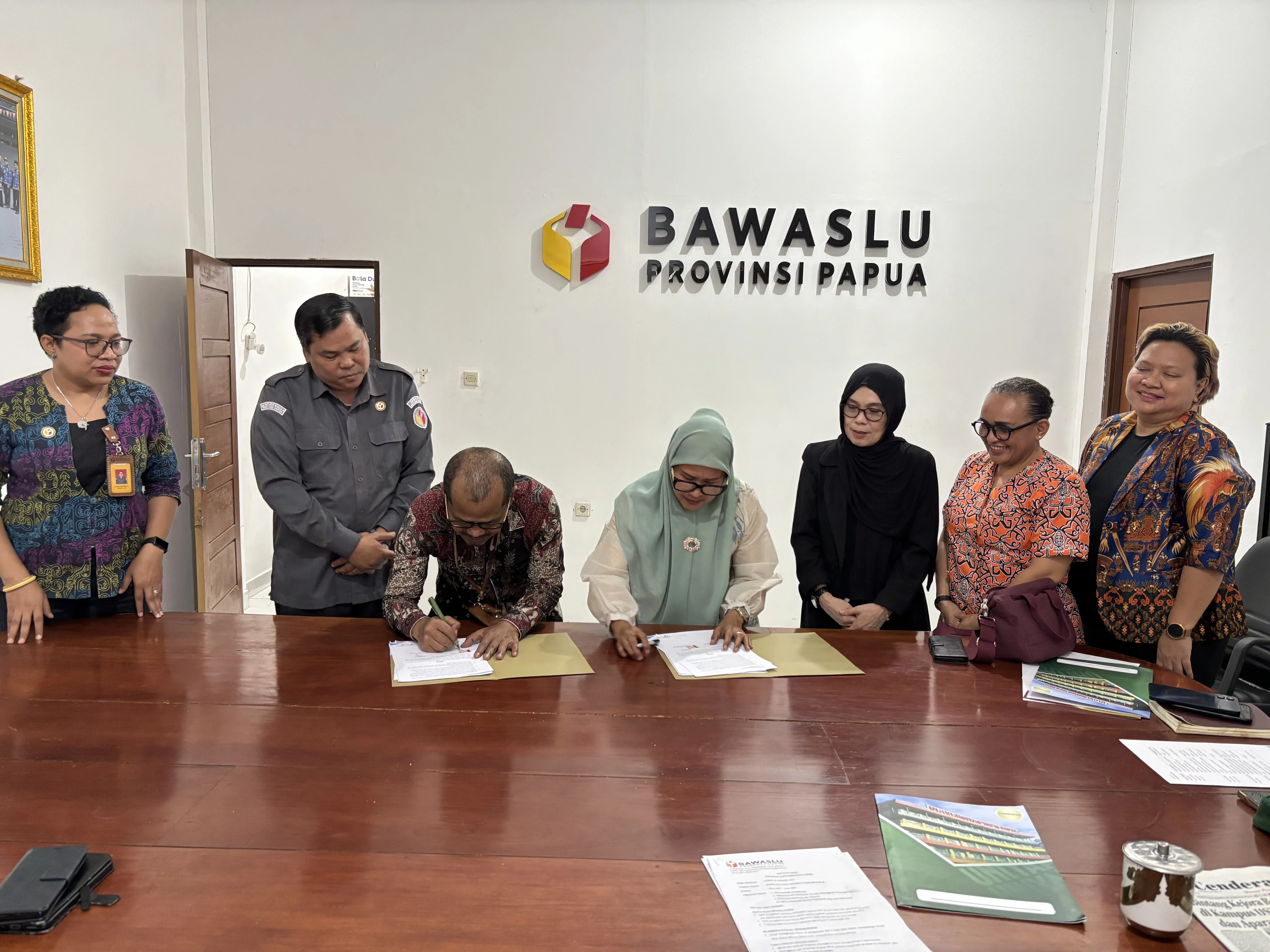 Penandatangan Perjanjian Kerja Sama antara Bawaslu Papua bersama Fakultas Ilmu Sosial Politik Uniyap