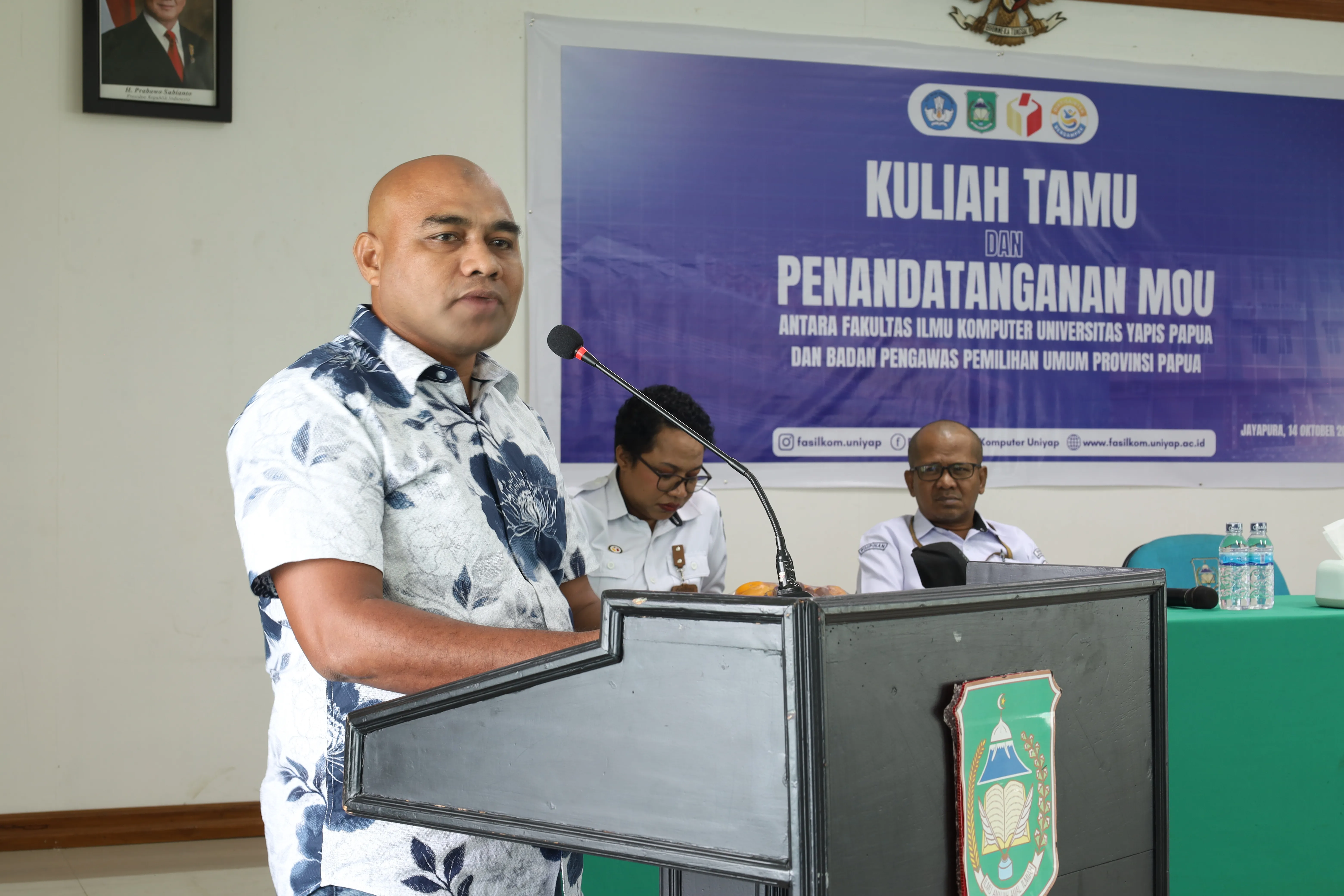 Bawaslu Provinsi Papua menjalin kerja sama dengan Fakultas Ilmu Komputer (Fasilkom) Universitas Yapis Papua (UNIYAP) melalui penandatanganan Perjanjian Kerja Sama (PKS) dan hadir sebagai dosen tamu. 