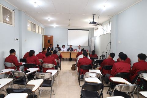 Anggota Bawaslu Provinsi Papua Amandus Situmorang beri materi sosialisasi Kompetisi Debat Penegakan Hukum Pemilu VI Antar Perguruan Tinggi
