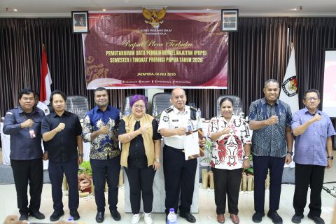 Anggota Bawaslu berpose setelah pelaksanaan PDPB Semester I bersama KPU dan Stakeholder terkait | Foto diambil Yudhistira