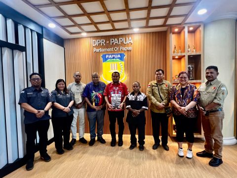 Anggota Bawaslu bersama Ketua DPR Papua