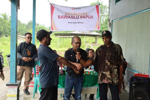 Ketua Bawaslu Papua Hardin Halidin, bersama dua calon Kepala Kampung Suskun dalam deklarasi damai diantara kedua pasangan calon, saat Bawaslu Papua adakan Ekspedisi di kampung tersebut.