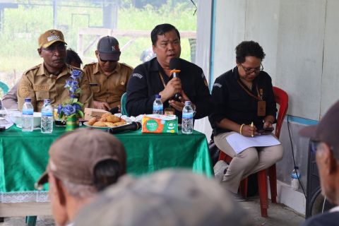 Anggota Bawaslu Provinsi Papua, Amandus Situmorang, saat beri sambutan dalam diskusi bersama masyarakat Kampung Suskun Kabupaten Keerom
