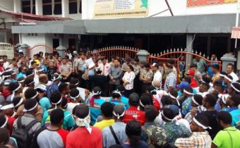 Datangi kantor Bawaslu, pendukung BMD minta Bawaslu Netral
