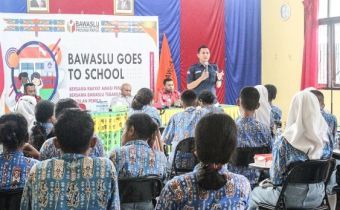 Bawaslu Provinsi Papua Selenggarakan Bawaslu Goes To School di SMA Negeri 1 Serui