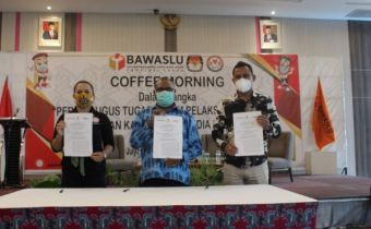 BAWASLU PAPUA MELAKUKAN PENANDATANGAN NOTA KESEPAHAMAN DENGAN KPU DAN KPID PROVINSI PAPUA