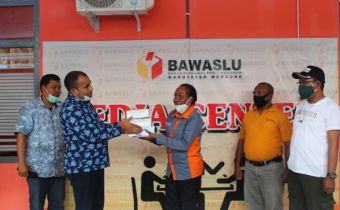 BAWASLU PAPUA MENYERAHKAN BANTUAN APD PADA BAWASLU KABUPATEN MERAUKE